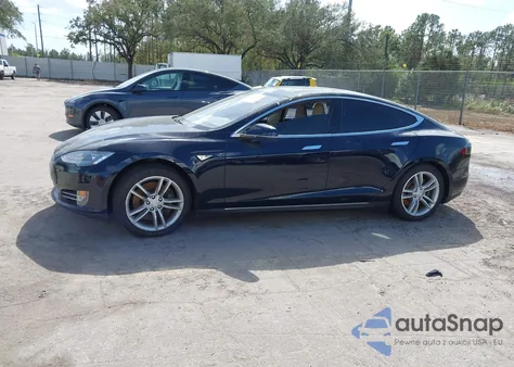 2013 Tesla Model S z USA, uszkodzony, nr VIN 5YJSA1CN5DFP13308